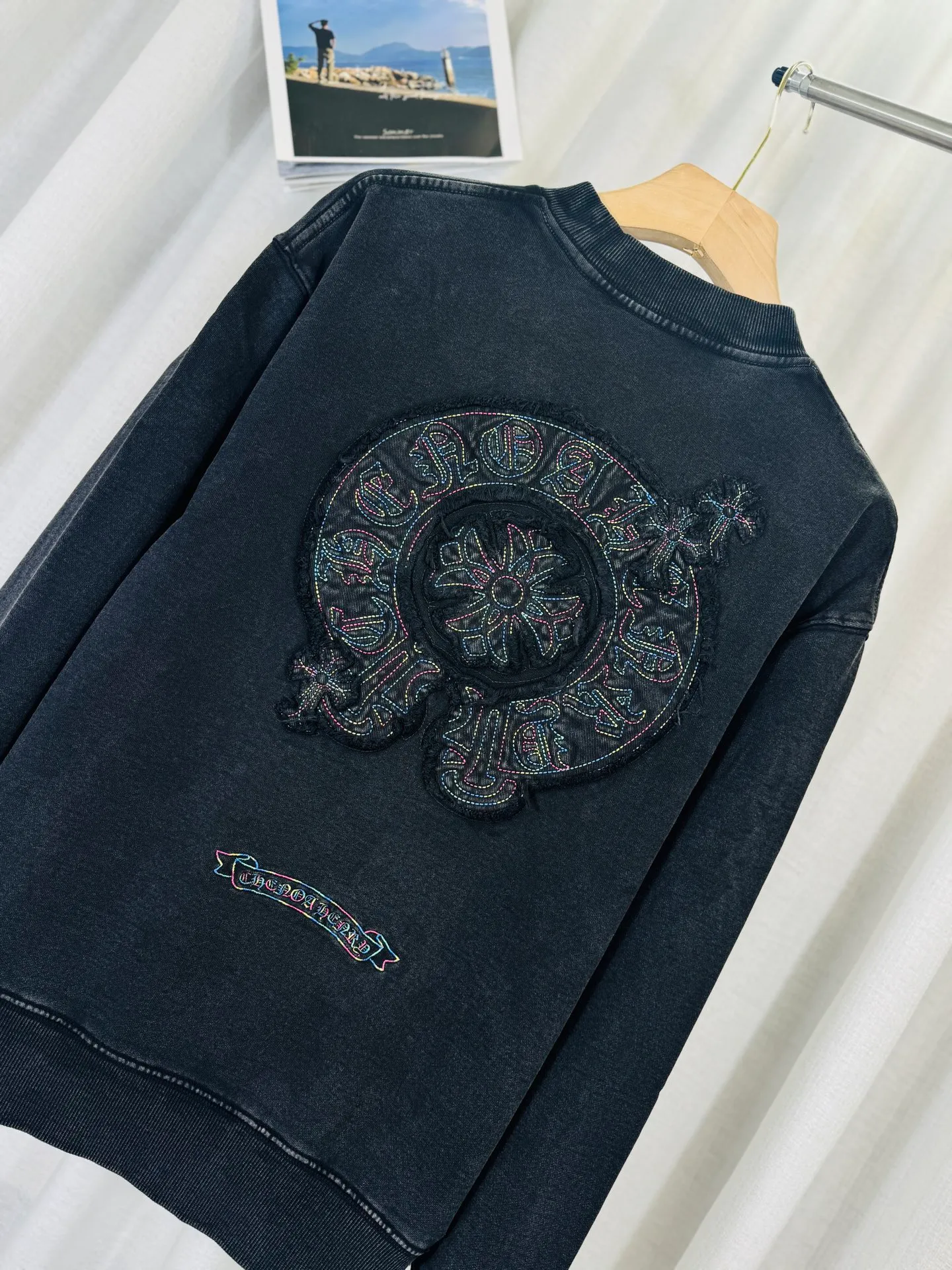 P270 top version, real shot without P, ​​different from market currency) 𝗖𝗵𝗿𝗼𝗺𝗲 𝗛𝗲𝗮𝗿𝘁𝘀/Cro Heart 2025 washed patch embroidery autumn and winter new original single counter American laser burnt 3D three-dimensional color embroidered couple casual sweatshirt 👑The highest version! Customized fabric 430g tripe terry fabric! American acid-washed and distressed original fabric laser burnt ✟appliqué embroidery and exquisite embroidery of letters! The best-selling model in the counter, very comfortable to wear. Accessories: original molded and authenticated collar label➕100% silk wash label. Genuine purchase-grade original hangtag➕matching hanging rope➕3D hanging beads➕original packaging bag. Craftsmanship: The original version has consistent wiring! The highest version of the armhole matching technique! Color: Gray Black Size: S M L XL Style No.: 9306